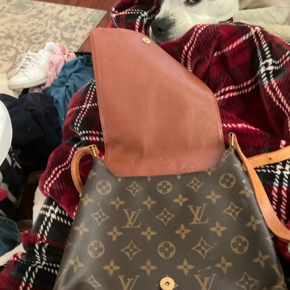 Louis Vuitton - Picture 2 of 3